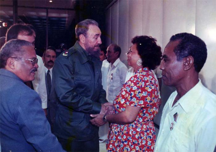 Enma cuando dialoga con Fidel, en 1998. A la izquierda, en primer plano, Pedro Ross Leal, entonces Secretario General de la Central de Trabajadores de Cuba. Foto: Cortesía de la entrevistada