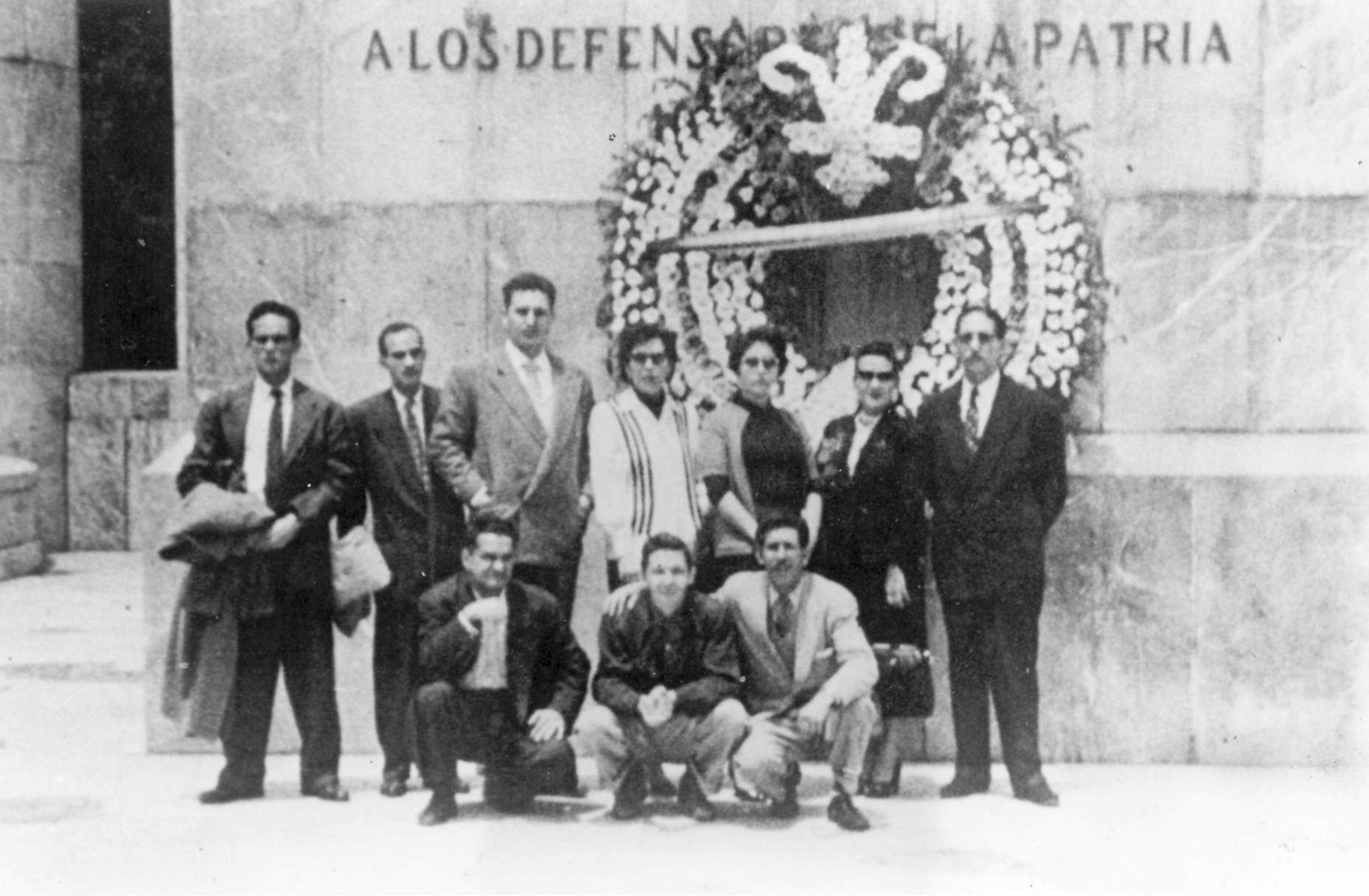 Ofrenda floral ante el Monumento a los Niños Héroes de Chapultepec