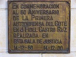 Tarja que acredita que en la Sala Primera de la Audiencia de Santa Clara  Fidel asumió su autodefensa y denunció los males del gobierno de Carlos Prío.