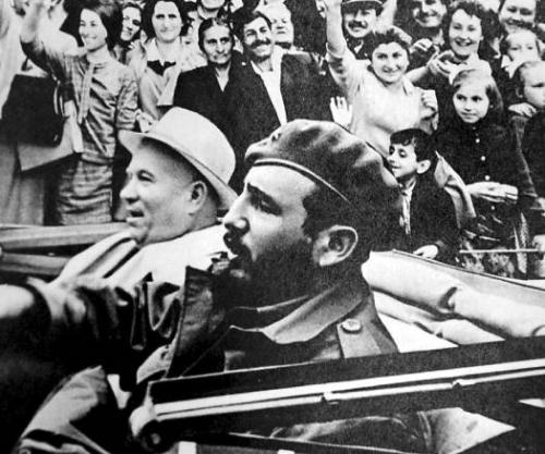 Los habitantes de Tbilisi acogen triunfalmente a Fidel Castro y Nikita Jruschov