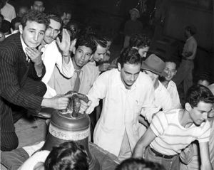  Fidel Castro y un grupo de estudiantes con la campana de La Demajagua, en 1947