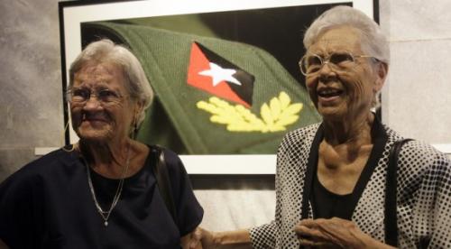 Dinorah (derecha) y su hermana Raquel en la inauguración de la exposición “Fidel es Fidel”, del fotógrafo Roberto Chile, en el Memorial José Martí de La Habana. Foto Ismael Francisco/ Cubadebate.