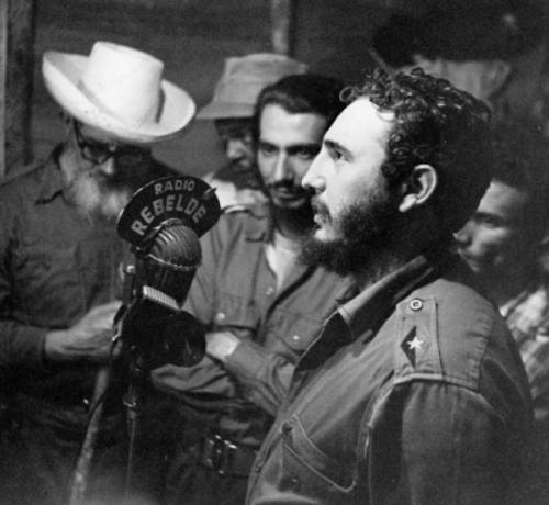 El 17 de mayo de 1959 Fidel firmó la Ley de Reforma Agraria en el lugar desde se transmitía Radio Rebelde. Lleva ya el grado de Comandante bordado en su uniforme verde olivo. Foto Archivo de Granma