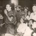 Raúl Castro durante el primer congreso campesino en armas, celebrado el 21 de septiembre en Soledad de Mayarí, en territorio del II Frente guerrillero Foto: Archivo de Granma.