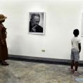 Personas visitan la exposición fotográfica "El rostro de la historia" en homenaje al fallecido ex presidente cubano, Fidel Castro, en La Habana.