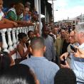 Había hombres y mujeres de todas las edades que en la tarde de este jueves recibieron al presidente Díaz-Canel. Foto: Estudios Revolución.