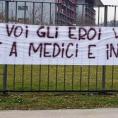 En la entrada del hospital de Bérgamo, un cartel reza: " Son ustedes los verdaderos héroes. ¡Honor a médicos y enfermeras!” Foto: Facebook/ Clarín.