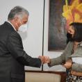 Miguel Díaz-Canel Bermúdez, Primer Secretario del Partido y Presidente de la República, saluda a Sylvia Schwaag Serger, quien impartió una conferencia ante el Consejo Nacional de Innovación de la Isla. Foto: Estudios Revolución