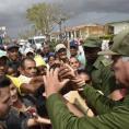 En intercambio con los pobladores de San Luis, el Presidente les aseguró que nadie quedará desamparado. Foto: Tomada del Twitter de la Presidencia Cuba