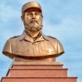 El inédito busto en bronce de Fidel, montado sobre un pedestal de mármol en Quang Tri, Vietnam. Foto: Marta Llanes/ PL.