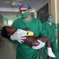 Médico cubano atiende a niña haitiana. Foto: Getty Images.