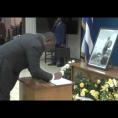 Vi­cepresidente de la República de An­gola, Excmo. Sr. Ma­nuel Do­mingos Vicente, firma libro de condolencia por el fallecimiento del líder de la Revolución Cubana