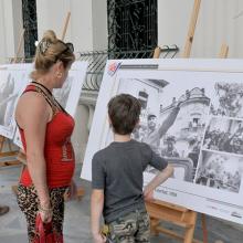 En el portal de la Biblioteca Provincial Martí, el pueblo aprecias las instantáneas que captaron momentos de la vida del Comandante en Jefe Fidel Castro Ruz. (Foto: Ramón Barreras Valdés)