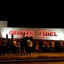 Los textos se presentaron frente a la valla dedicada a Fidel por el pueblo de Villa Clara. (Foto: Ramón Barreras Valdés)