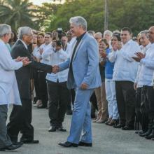 Díaz-Canel gratulierte José Miyar Barruecos zu seinem Honoris Causa-Titel. Photo: Jose M. Correa