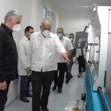 Miguel Díaz-Canel Bermúdez, Primer Secretario del Partido y Presidente de la República, en visita donde fue atendido por Mitchell Valdés-Sosa, director del Centro de Neurociencias. Foto: Estudios Revolución