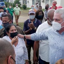 «Que la gente vea que, participando, podemos construir el socialismo desde el barrio», subrayó Díaz-Canel, al dialogar con pobladores de Santiago de Cuba. Foto: Estudios Revolución