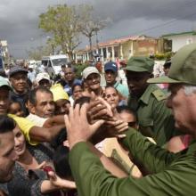 En intercambio con los pobladores de San Luis, el Presidente les aseguró que nadie quedará desamparado. Foto: Tomada del Twitter de la Presidencia Cuba