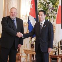 En tierra nipona, el Primer Ministro cubano fue recibido por su homólogo japonés, Kishida Fumio (izquierda); y en Hanoi, por el jefe de la Oficina de Gobierno, el ministro Tran Van Son, y el vicecanciller Ha Kim Ngoc. Fotos: Estudios Revolución