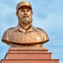 El inédito busto en bronce de Fidel, montado sobre un pedestal de mármol en Quang Tri, Vietnam. Foto: Marta Llanes/ PL.