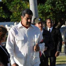 Maduro encabezó a los invitados extranjeros que colocaron flores a Fidel. Foto: Periódico Sierra Maestra (Archivo)