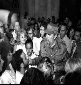 Modestos y laboriosos, así calificó el Comandante a los periodistas de la AIN, con quienes intercambió en el XV aniversario de este medio de prensa. | Foto: René Calvo Castromán