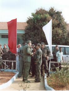 El Comandante en Jefe Fidel Castro conversa en Angola con el Jefe de la Misión Militar Cubana General Leopoldo Cintra Frías