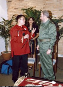 Fidel Castro Ruz junto a Daniel Daniel Yang, dirigente juvenil del Movimiento Indio Americano