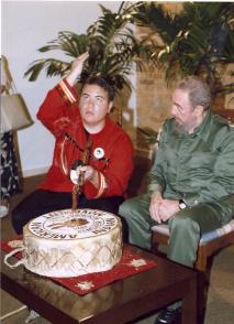 Fidel Castro Ruz junto a Daniel Daniel Yang, dirigente juvenil del Movimiento Indio Americano