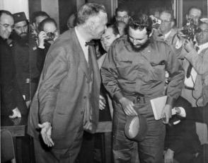 En el hotel Statler Hilton le está esperando para almorzar Christian Herter, el cual en solo unas horas será el nuevo secretario de Estado, quien se adelanta para recibirlo, 16 de abril de 1959. Foto: Revolución/Sitio Fidel Soldado de las Ideas.