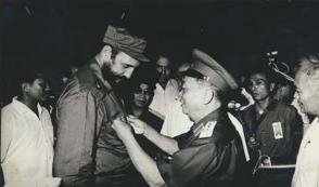 El general Giap le impone a Fidel el Sello de Combatiente de Dien Bien Phu, en septiembre de 1973. Foto: Estudios Revolución/Fidel Soldado de las Ideas.