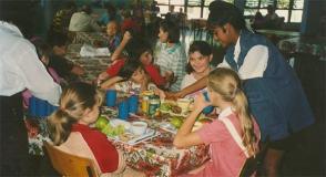 En el comedor en Tarará. Foto: Archivo médico cubano.