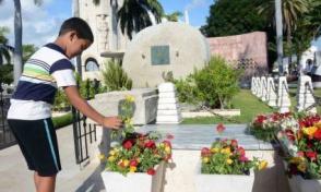 Los santiagueros llegaron hasta el monolito que guarda las cenizas de Fidel para rendirle tributo. Autor: Miguel Rubiera Jústiz/ACN