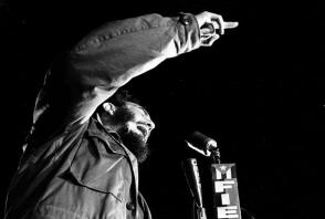 Fidel Castro en la Universidad de La Habana en homenaje a los estudiantes de medicina asesinados por el colonialismo español en 1871, el 27 de noviembre de 1960. Foto : Liborio Noval