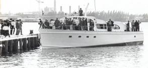 Fidel entrando en la Bahía de La Habana con el yate Granma, junto a Raúl y otros expedicionarios en 1974, durante su última travesía, antes de ser preparado para exponerlo permanentemente en el Museo de la Revolución. Foto: Archivo