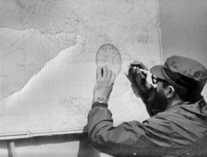 El Comandante en Jefe Fidel Castro ploteando las posiciones del huracán Inez según el radar de Gran Piedra. Foto: Radares mirando al Sur