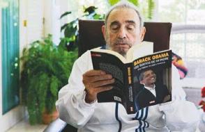 Fidel Castro lee el libro «Los sueños de mi padre», de Barack Obama
