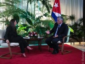 Patricia Villegas entrevista para Telesur a Miguel Díaz-Canel Bermúdez en La Habana. Foto: Rolando Segura / Telesur.