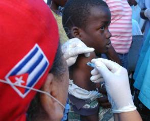 Avant l’apparition de la COVID-19, plus de 28 000 médecins cubains dispensaient des soins dans 59 pays. Vingt-six autres brigades se sont ensuite jointes aux efforts de lutte contre la pandémie. Photo: Juvenal Balán