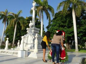 La dirección del Partido en el Distrito José Martí, depositó la ofrenda floral en nombre del pueblo de Cuba. Foto: Eduardo Palomares