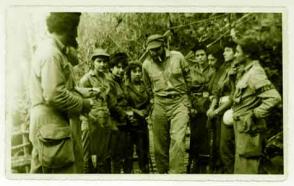 Fidel, Celia e integrantes del pelotón Las Marianas. (Foto: Oficina de Asuntos Históricos).