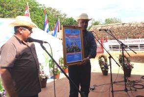 Juan Guerra Gómez, presidente de la ANAP en Las Tunas, recibe el reconocimiento del Buró Nacional de la organización campesina. Foto: Jorge Pérez