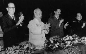 En el encuentro de Ho Chi Minh con Raúl en octubre de 1966, el Tío Ho le expresó su agradecimiento por la ayuda de Cuba y de Fidel, y le comentó que «entre Cuba y Vietnam hay tanta distancia que cuando uno duerme el otro está despierto (…), hay que decir que el Sol nunca se pone para la bandera de la Revolución». Foto: Archivo de Granma