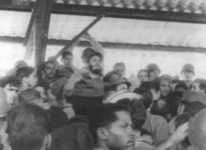 Fidel con los oficiales del ejército derrotado,en Bayamo.