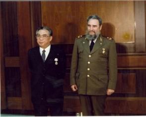 Junto al mandatario de la nación coreana Kim Il Sung durante una recepción especial dedicada en su honor