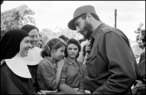 Fidel Castro junto a un grupo de monjas y jóvenes, 1959.