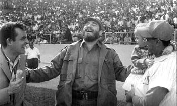 Fidel con Eddy Martin y Francisco Quicutis, stadium del cerro 1966
