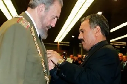 fidel recibe Orden de la República de Yemen