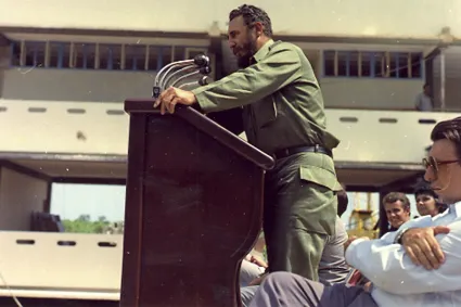 fidel pronuncia discurso en la inauguración de 44 Secundarias Básicas en el Campo