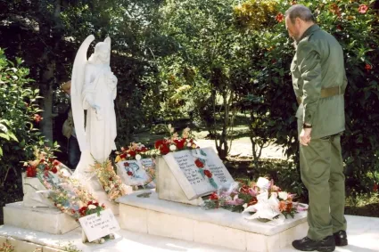 fidel visita el panteón familiar